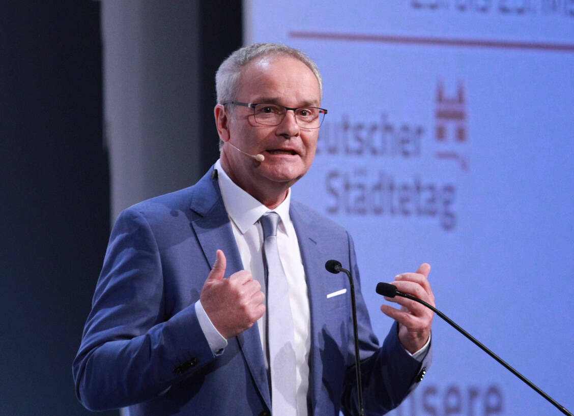 »Wenn die Herstellerverantwortung wegfällt, landen die höheren Reinigungskosten für das Abwasser bei den Gebührenzahlerinnen und -zahlern in den Städten«, warnte der Hauptgeschäftsführer des Deutschen Städtetags, Helmut Dedy (Archivbild). / © IMAGO/dts Nachrichtenagentur