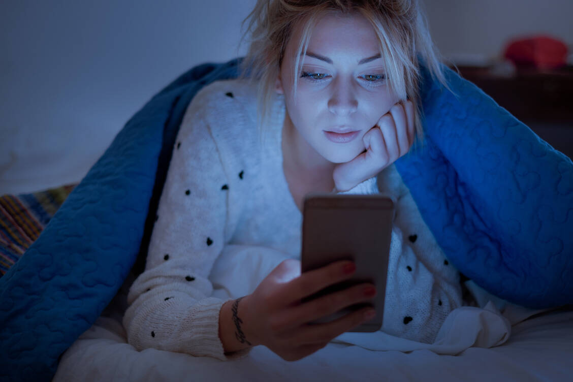 Menschen mit Depressionen wird empfohlen, nicht zu viel zu schlafen und nicht zu viel Zeit im Bett zu verbringen. Sie sollten sich auch nicht zu sehr mit den schlechten Nachrichten beschäftigen. Stattdessen empfehlen Experten viel Bewegung an der frischen Luft. / Foto: Getty Images/tommaso79