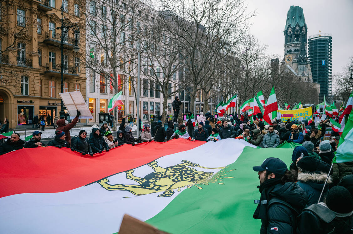 Teilnehmerinnen und Teilnehmer einer Demonstration gegen das iranische Regime in Berlin.  / © Imago/Mehrdad Samak-Abedi