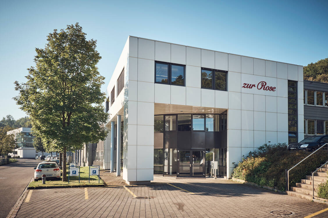 Der Schweizer Zur Rose-Konzern hat auch im vergangenen Jahr ein negatives Unternehmensergebnis erzielt, blickt aber aufgrund des E-Rezepts positiv in die Zukunft. / Foto: Zur Rose/grund.photo
