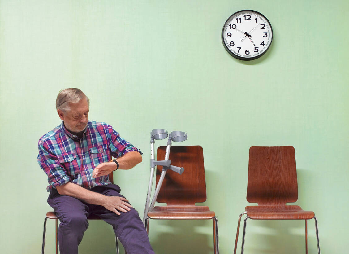 42 Prozent der befragten Männer, die in den vergangenen drei Jahren gesundheitliche Akutbeschwerden außerhalb der Praxisöffnungszeiten hatten, gingen deshalb in die Notaufnahme. / © Getty Images/Peter Dazeley