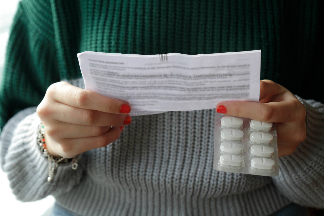 Der Blick in die Packungsbeilage ist nicht für alle Patienten bei OTC-Produkten selbstverständlich, vor allem jüngere. Apotheker und PTA sollten bei der Abgabe vor allem auf die korrekte Dosierung hinweisen. / Foto: Getty Images/Isabel Pavia
