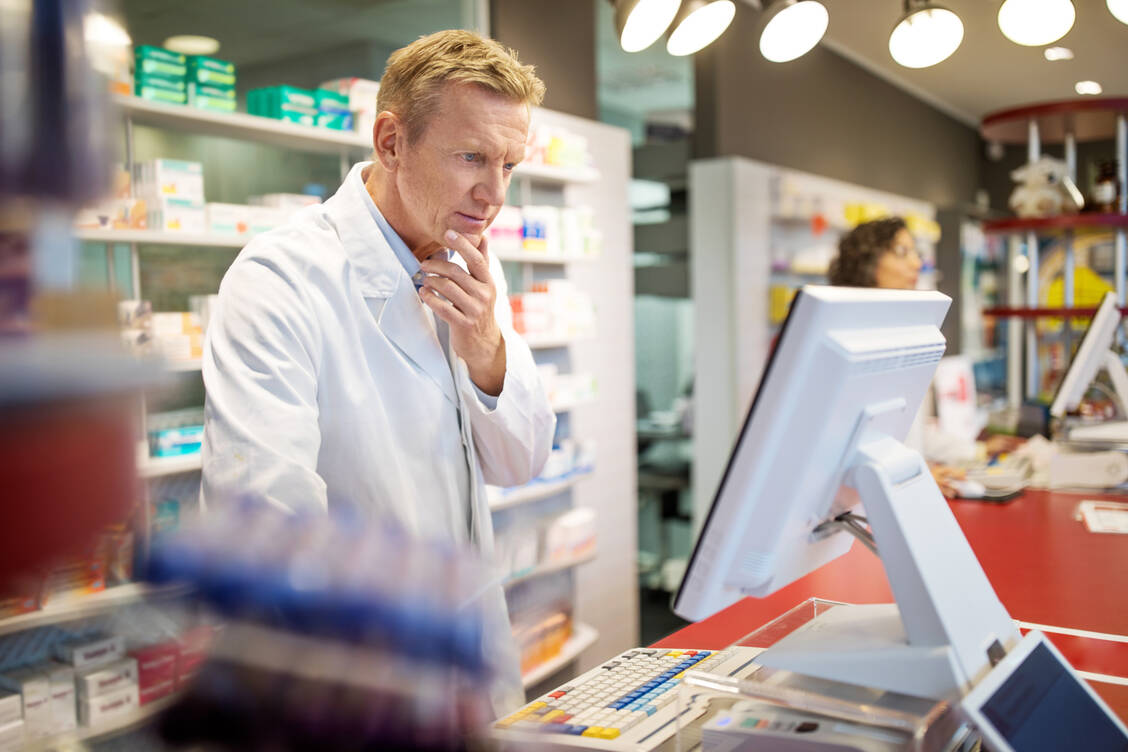 Die IT-Systeme vieler Apotheken sind angreifbar.  / © Getty Images/ Luis Alvarez