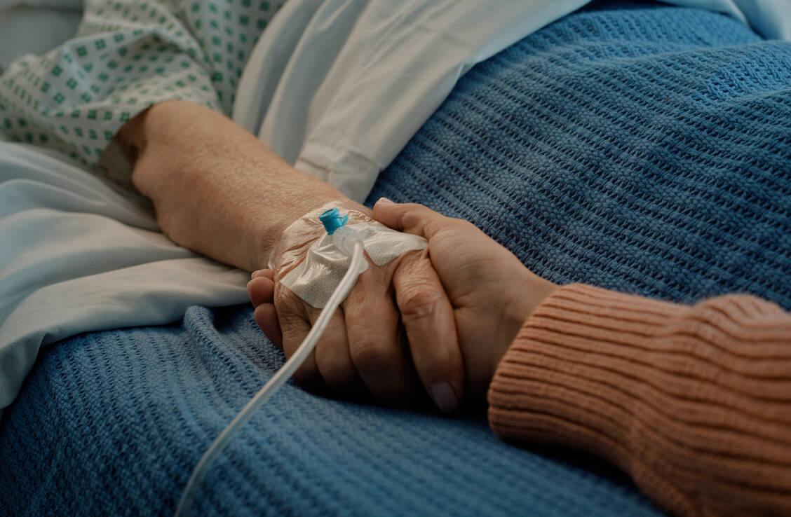 In der Palliativmedizin werden Arzneimittel häufig parenteral verabreicht, was einen Off-Label-Use darstellen kann. / © Getty Images/Bevan Goldswain