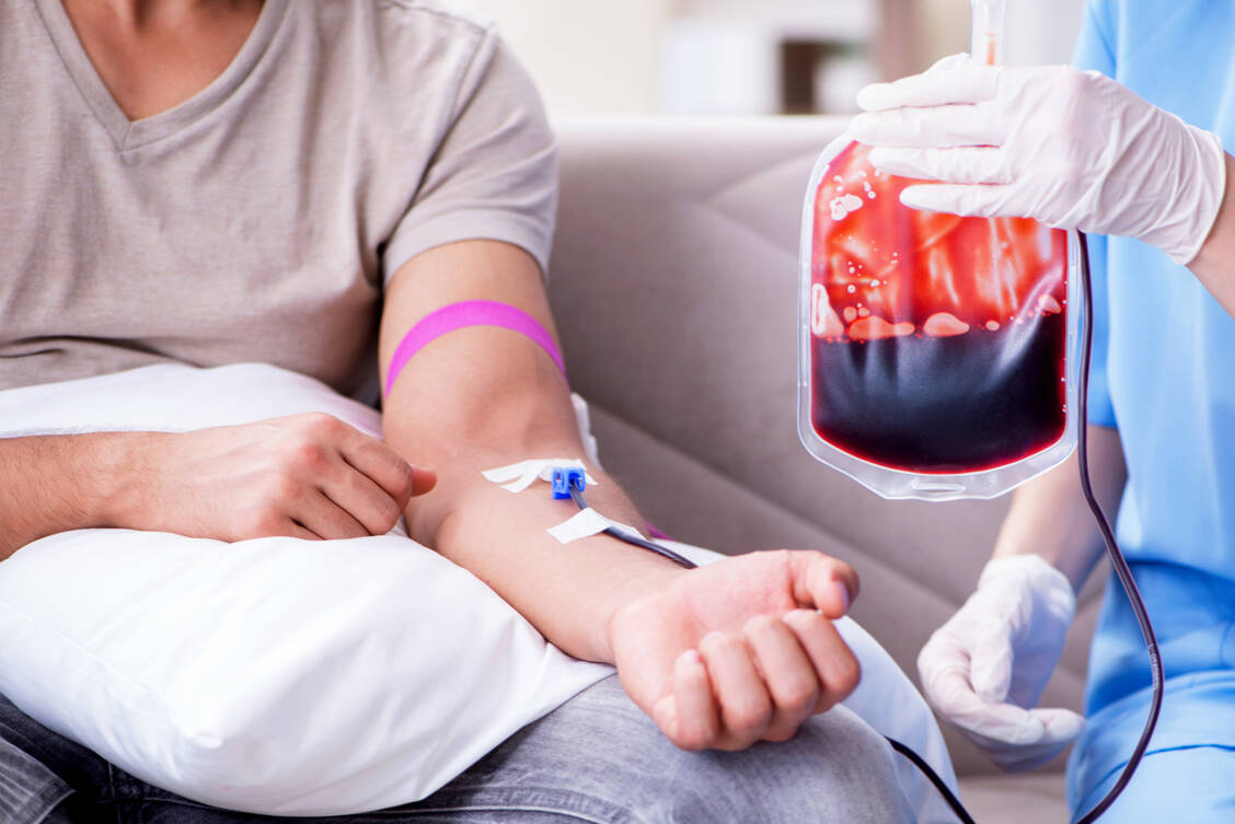 Patienten mit Thalassämien können kein funktionsfähiges Hämoglobin bilden. Je nach Schweregrad der Erkrankung brauchen sie regelmäßige Infusionen von Erythrozytenkonzentraten. / Foto: Shutterstock/Elnur