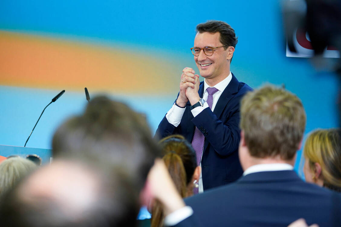Jubelmoment für Ministerpräsident Hendrik Wüst: Die CDU fuhr bei den Landtagswahlen in NRW einen klaren Sieg ein. In der ARD sprach Wüst von einem »klaren Regierungsauftrag«. / Foto: IMAGO/Political-Moments