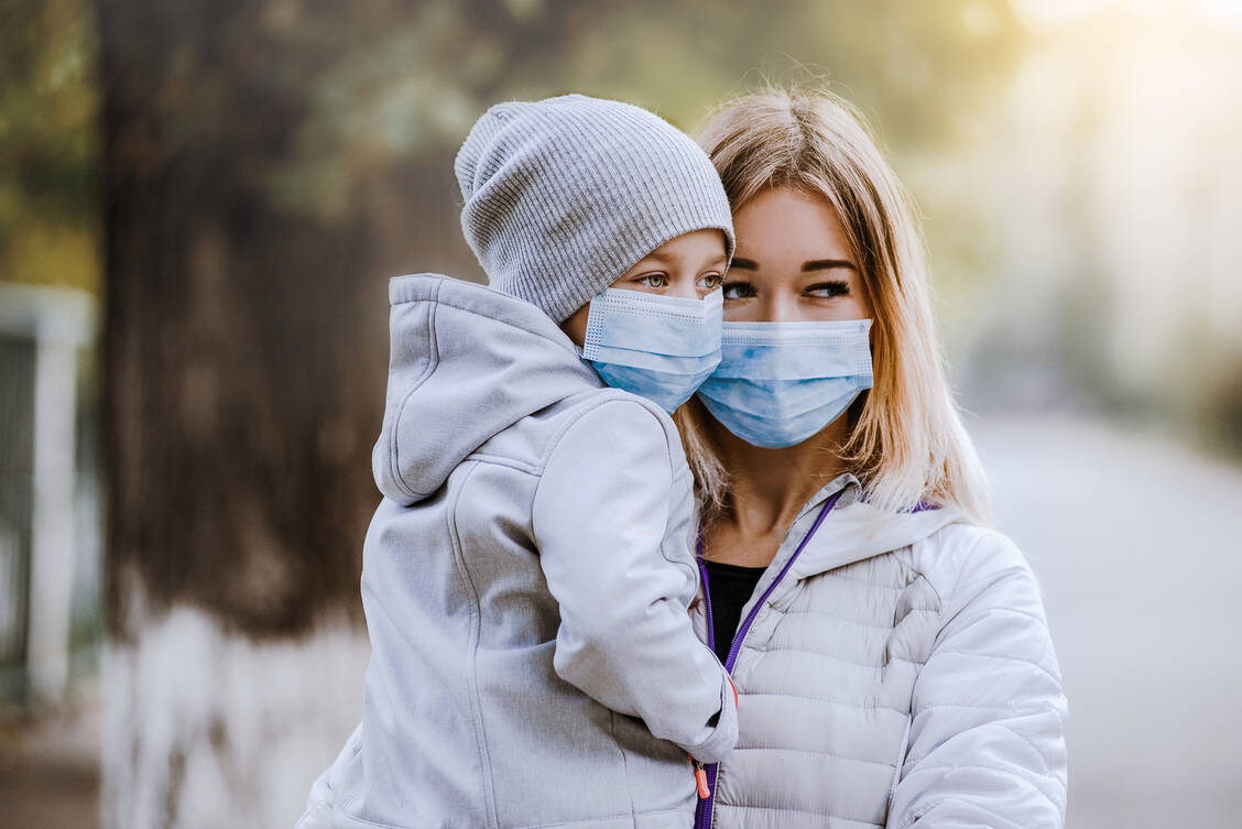 Vor allem Kinder, Senioren und chronisch Kranke sind von verschmutzter Luft bedroht. / Foto: Adobe Stock/sushytska