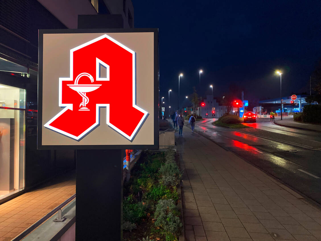Das »Apotheken-A« soll im nächsten halben Jahr nachts nicht mehr beleuchtet werden. Eine Ausnahme gilt für dienstbereite Apotheken. / Foto: Adobe Stock/ Dan Race