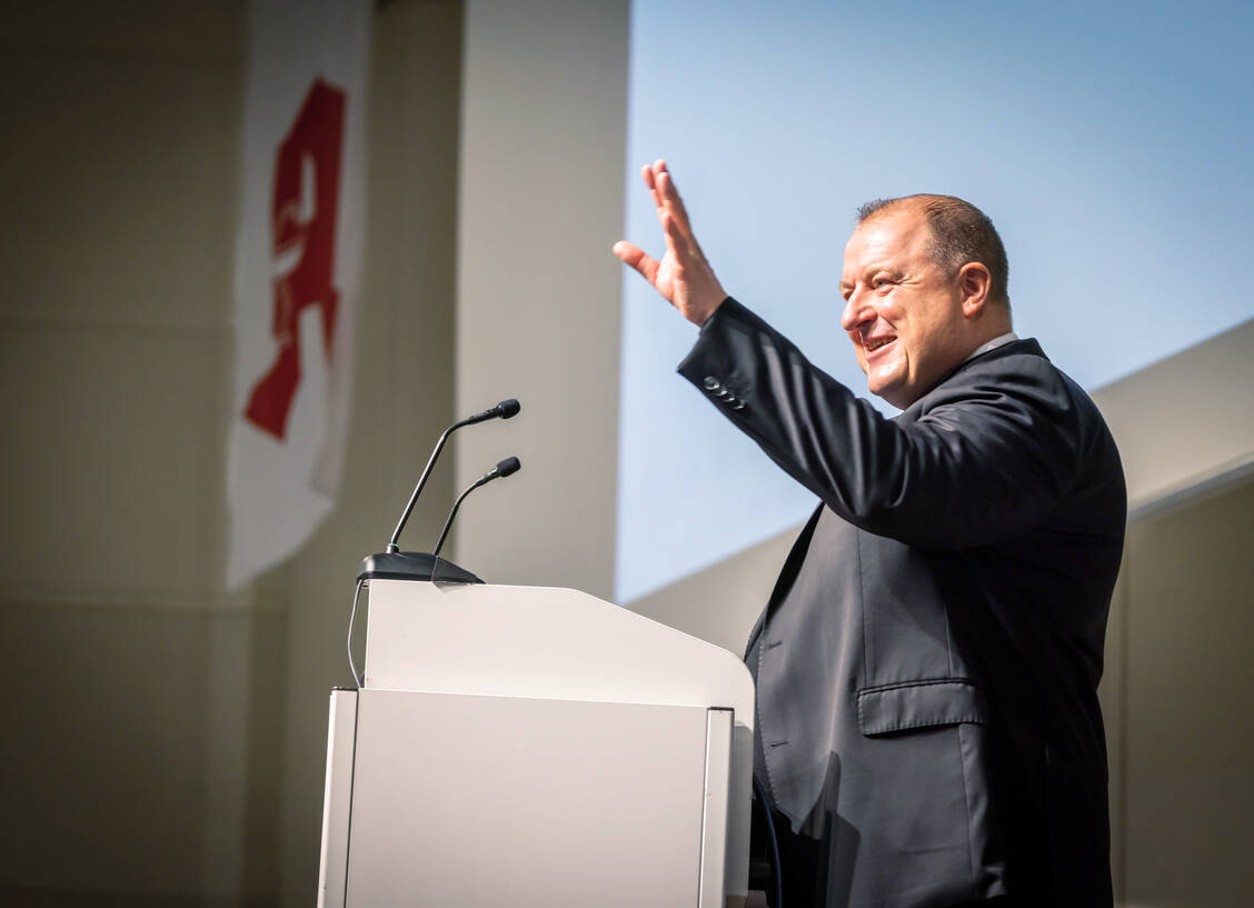 Kammerpräsident Dr. Armin Hoffmann ermutigte die Anwesenden bei der Kammerversammlung, proaktiv zu werden.  / Foto: Stephan Schütze / AKNR