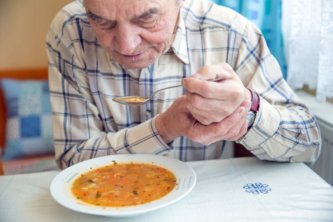 Gemüsesuppe, gekochte Kartoffeln oder Reis eignen sich gut als Aufbaukost bei Magen-Darm-Infekten. Grundsätzlich darf der Patient essen, was er mag und gut verträgt. / Foto: Adobe Stock/weyo