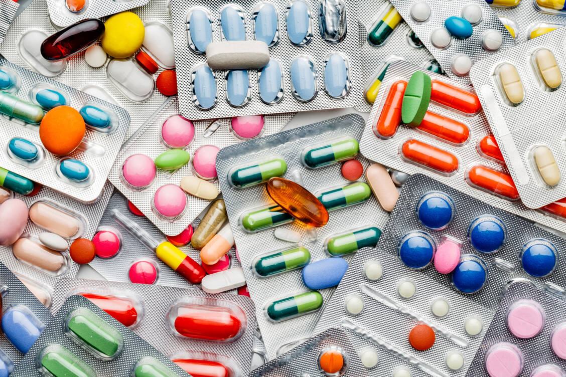 Bei fünf oder mehr Medikamenten in der Dauermedikation besteht Anspruch auf die erweiterte Medikationsberatung bei Polymedikation. / Foto: Getty Images/Alberto Pomares