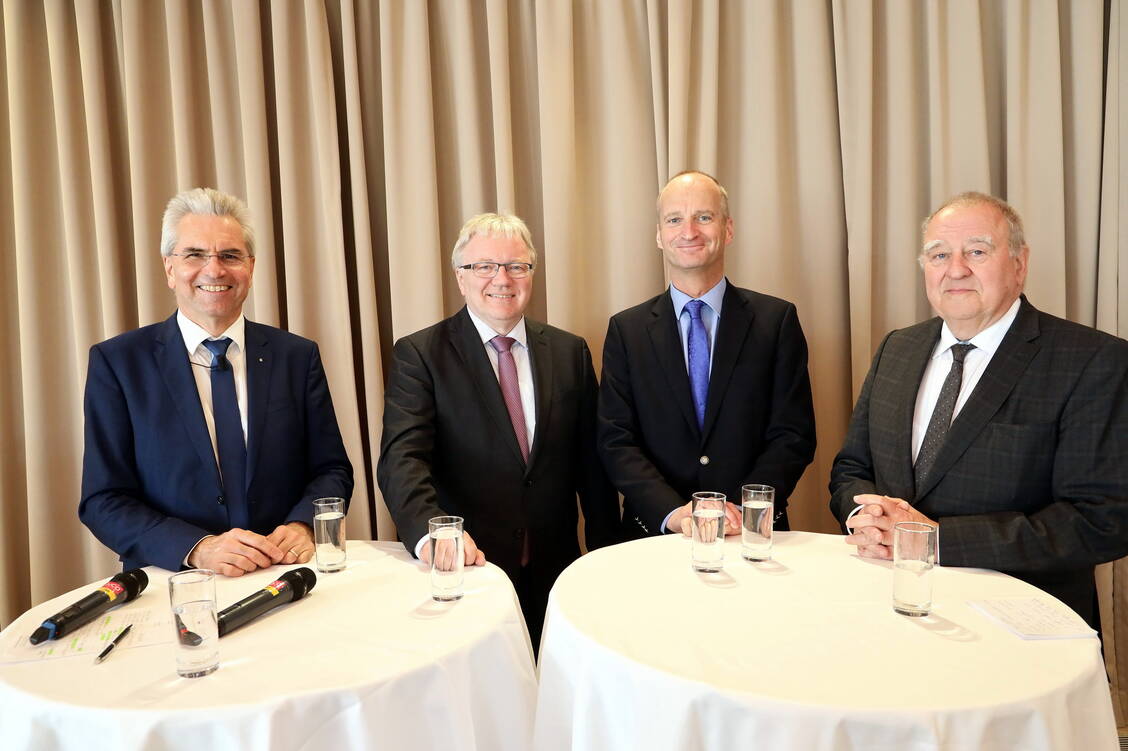 Neben ABDA-Präsident Friedemann Schmidt (2. v. r.) und seinem Stellvertreter Mathias Arnold (2. v. l.) diskutierten auf dem Podium der Vorsitzende des Bayerischen Apothekerverbands Hans-Peter Hubmann (l.) sowie DAV-Chef Fritz Becker. / Foto: PZ/Alois Mueller