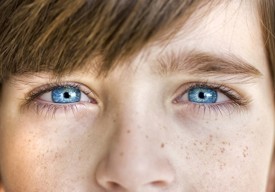 Melanin ist ein bräunliches Pigment. Der spezifische Melaningehalt und Lichtbrechungseffekte lassen diese Augen blau erscheinen. / Foto: Shutterstock/Victoria Shapiro