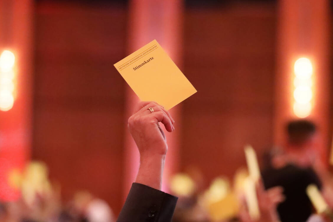 Mit deutlicher Mehrheit nahmen die Delegierten in Düsseldorf einen Antrag an, der das Rx-Versandverbot fordert. / Foto: PZ/Alois Mueller