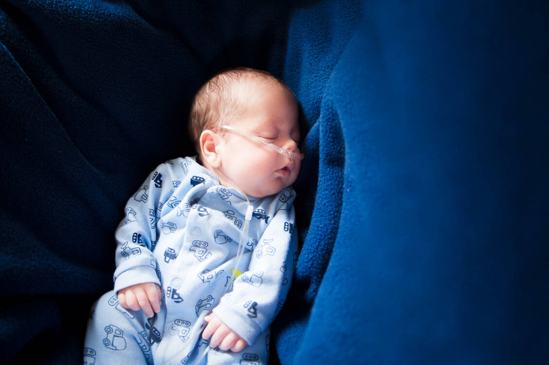 Bei Babys kann eine RSV-Infektion schwere Atemwegssymptome auslösen. Alle Neugeborenen in Deutschland sollen daher zum Schutz vor oder in ihrer ersten RSV-Saison eine passive Immunisierung erhalten. / © Getty Images/Jill Lehmann Photography
