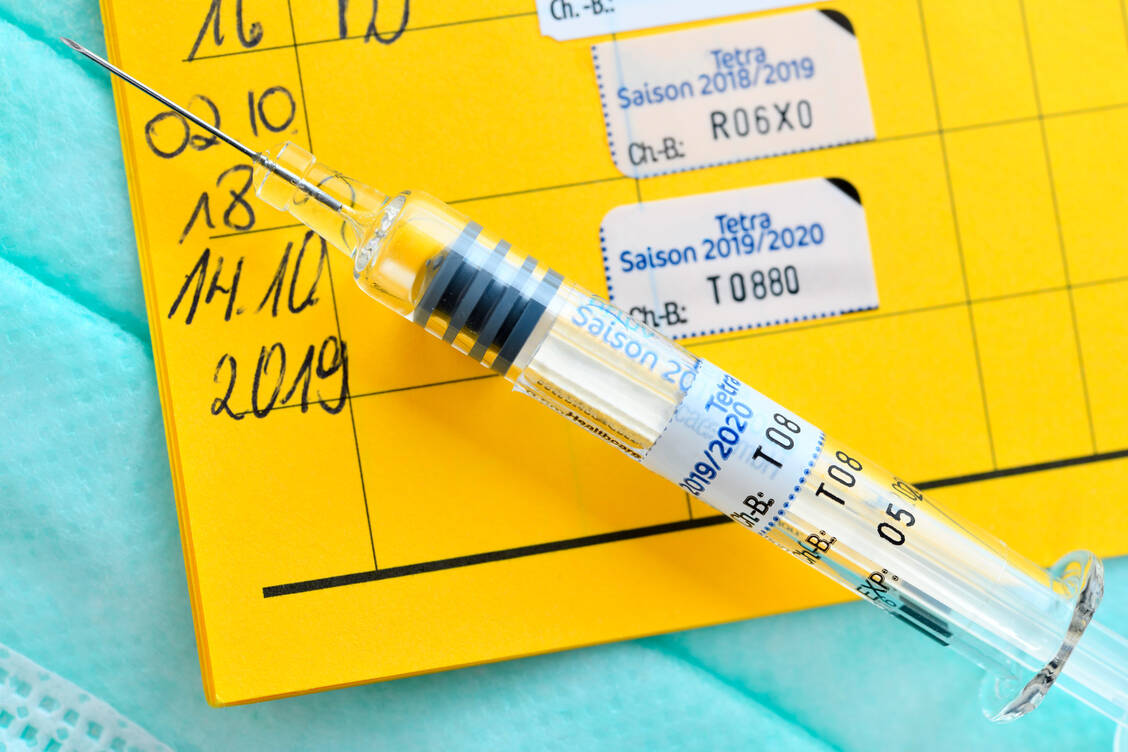 Nicht nur den Impfpass prüfen, sondern auch selbst gegen Influenza impfen: Das streben viele Apotheker in Deutschland an. Die Politik öffnet ihnen dafür die Türen. / Foto: Imago Images/Christian Ohde