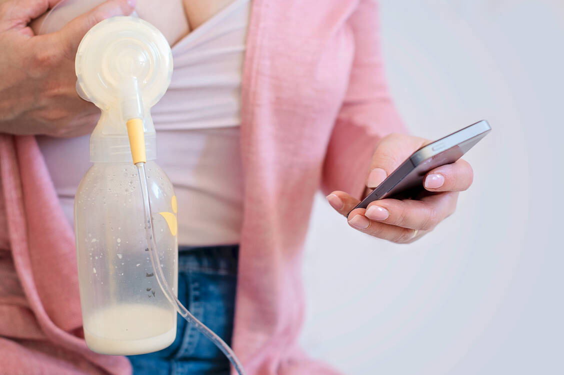 Wenn Arzneistoffe in relevanter Menge in die Muttermilch übergehen, ist Abpumpen und Verwerfen keine gute Strategie zur »Dekontamination«. / Foto: Adobe Stock/Martina