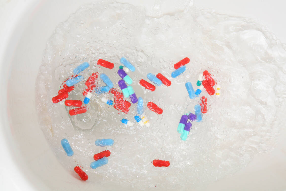 Wir hoffen sehr, dass dies eine gestellte Aufnahme ist, denn so geht Arzneimittelentsorgung gar nicht. Apotheker wissen das und sollten ihre Patienten darauf hinweisen. / Foto: Getty Images/spxChrome