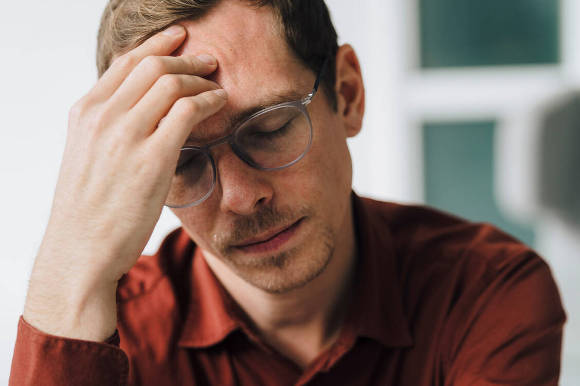 Bei Schlafmangel fällt es sehr schwer, sich zu konzentrieren. Forschende haben dafür Reinigungsvorgänge im Gehirn als wahrscheinliche Ursache ausgemacht. / © Getty Images/Westend61