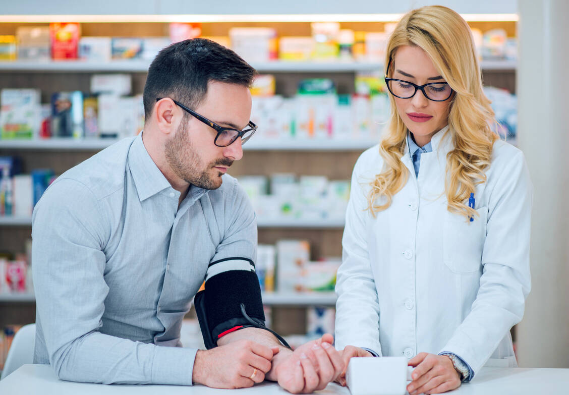 Viele Menschen haben erhöhten oder hohen Blutdruck und wissen nichts davon. Die Apotheke kann das Problem frühzeitig erkennen und als Lotse fungieren.  / © Shutterstock/Branislav Nenin