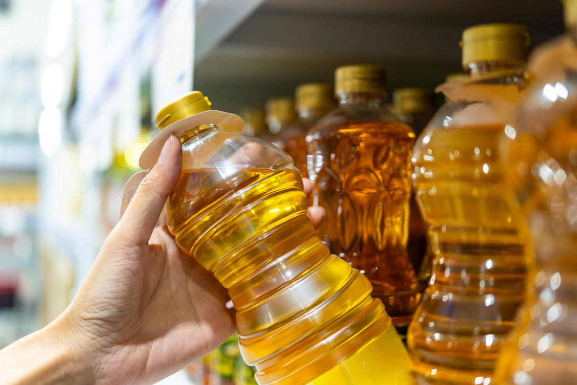 »Rapsöl ist ein ausgezeichnetes Speiseöl«, sagt Ernährungsmediziner Professor Dr. Hauner.  / © Getty Images/Theerawit Jirattawevut