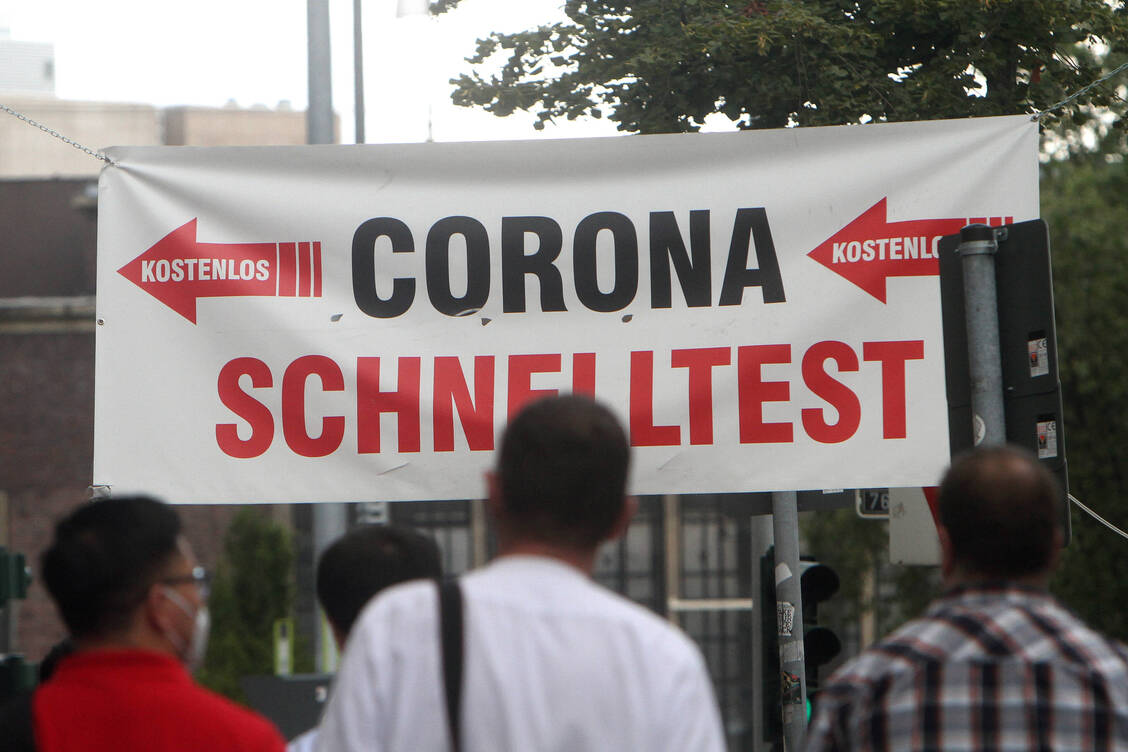 In den vergangen Monaten ein Bild neuer Normalität: Die Angebote kostenfreier Schnelltests an jeder Ecke. Doch ab 11. Oktober soll damit nun Schluss sein. / Foto: imago images/Ralph Peters
