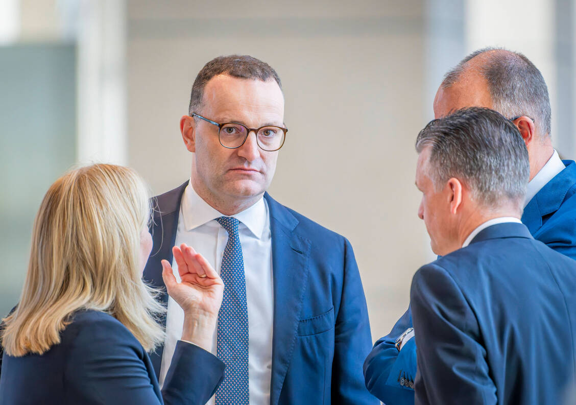 Jens Spahn steht nach der Bekanntgabe seiner Vaterschaft wegen seiner früheren Haltung zur Leihmutterschaft parteiintern und politisch unter Druck. / © Imago/Mike Schmidt