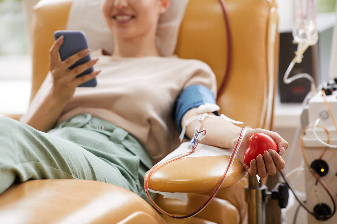Laut Daten des Deutschen Roten Kreuzes werden täglich 15.000 Blutspenden benötigt, um die Versorgung von Patientinnen und Patienten in Deutschland lückenlos sicherzustellen. / © Getty Images/AnnaStills