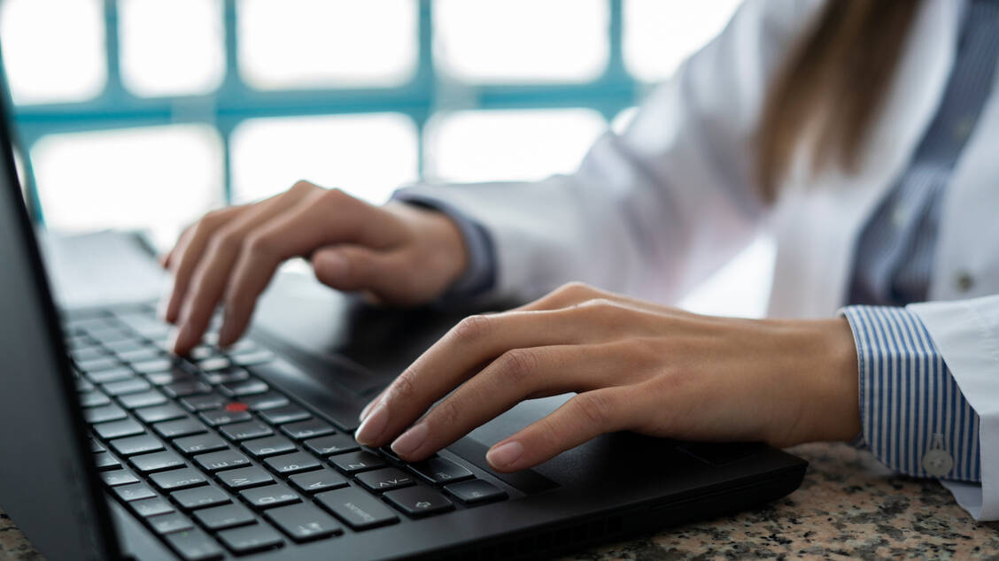 Patientendaten dürfen nur vollständig anonymisiert mit einem Chatbot geteilt werden. / © Getty Images/Abdullah Durmaz