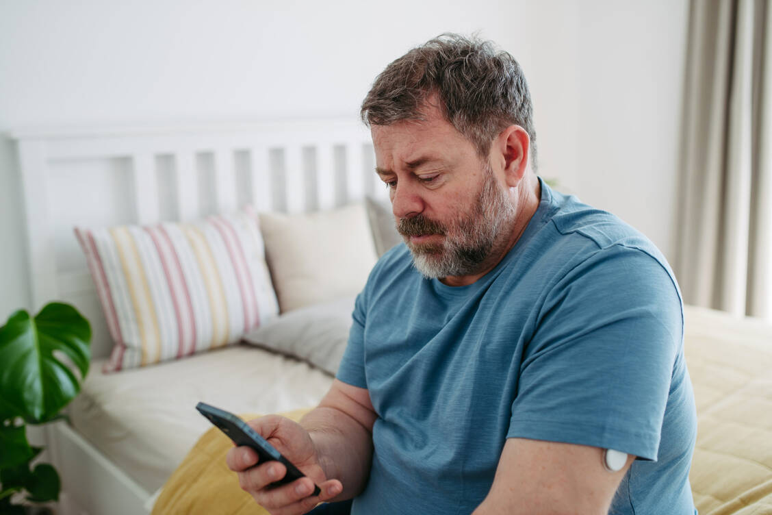 CGM-Nutzer können mit App und Sensor den Verlauf ihres Blutzuckerspiegels  beobachten. / © Getty Images/Halfpoint Images