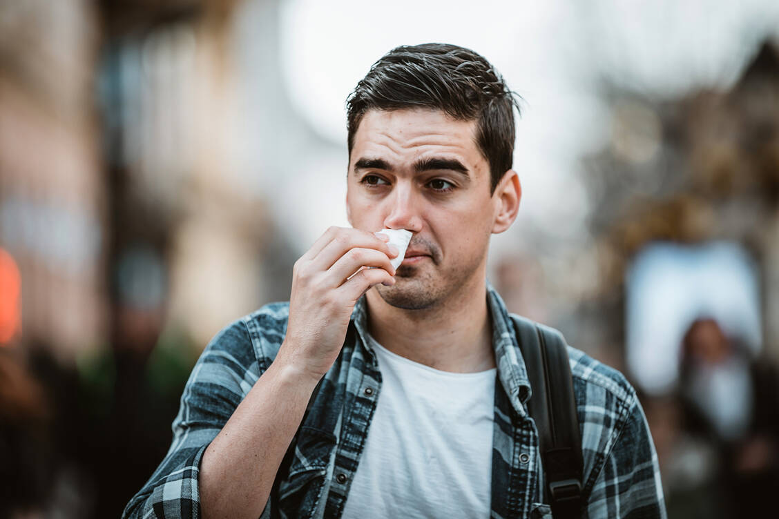 Vor dem Erscheinen von SARS-CoV-2 gab es bereits vier Coronaviren, die saisonale Erkältungserkrankungen verursachen. In diese Richtung wird sich möglicherweise auch das neue Coronavirus entwickeln. / Foto: Getty Images/RealPeopleGroup
