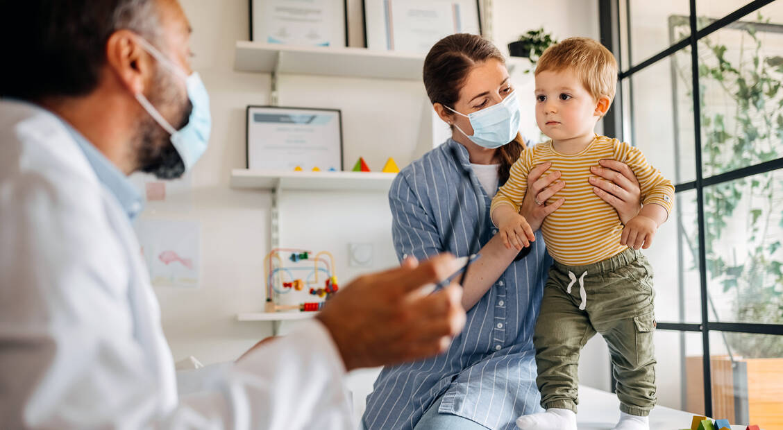 Gesund aufwachsen — Das ist Kindern mit angeborenen lysosomalen Speicherkrankheiten meist verwehrt. Enzymersatztherapien können ihnen helfen, müssen aber kontinuierlich gegeben werden. (Symbolbild) / Foto: Getty Images/mixetto