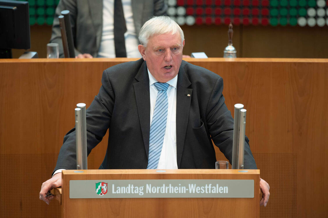 Auf Initiative von Gesundheitsminister Karl-Josef Laumann (CDU) habe es ein Gespräch mit Obleuten des Gesundheitsausschusses im Landtag gegeben. / Foto: IMAGO/Sven Simon