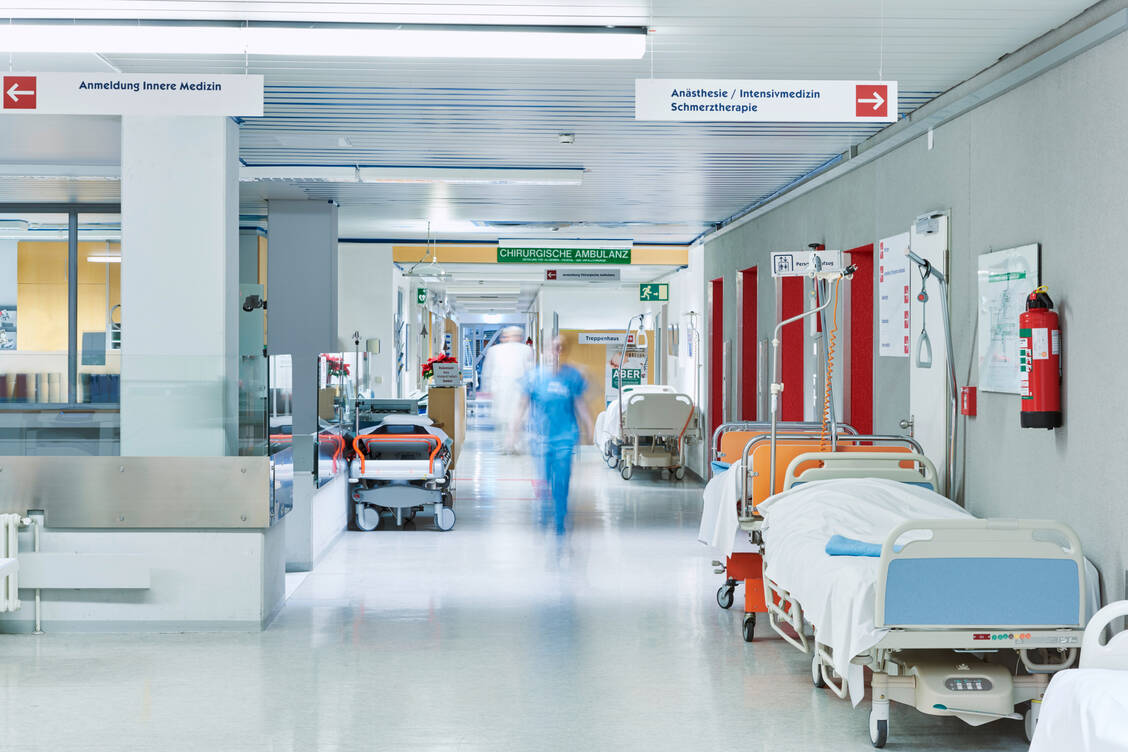 Rote Zahlen und Personalmangel: Mit der Versorgung im Krankenhaus sind laut einer Umfrage der Unternehmensberatung PwC immer weniger Menschen in Deutschland zufrieden. / Foto: Adobe Stock/upixa