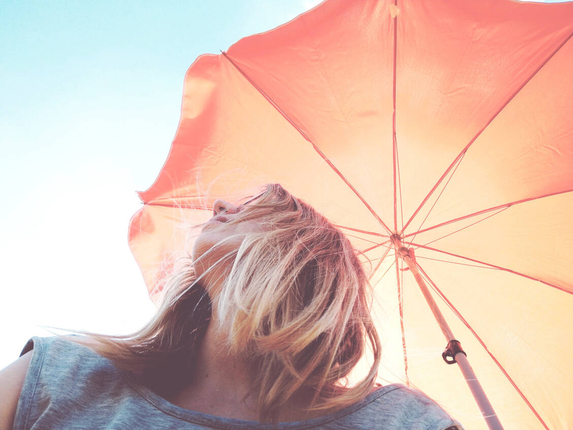 Immer mehr Sonnenstunden und damit UV-Strahlung wirken auf die Haut ein. Die Hautkrebszahlen stiegen in den vergangenen Jahren kontinuierlich an.    / Foto: Getty Images/Claudia Klein/EyeEm