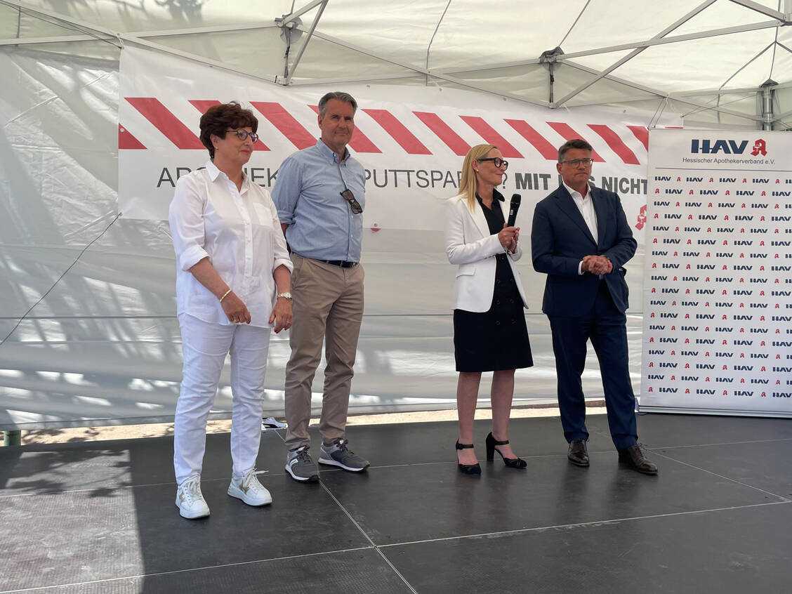 Zeigten Einigkeit in der Sache: Präsidentin der Landesapothekerkammer Hessen Ursula Funke, Vorsitzender des Hessischen Apothekerverbands Holger Seyfarth, HAV-Vorstandsmitglied Miriam Oster und Hessens Ministerpräsident Boris Rhein (von links). / Foto: PZ/Isabel Weinert