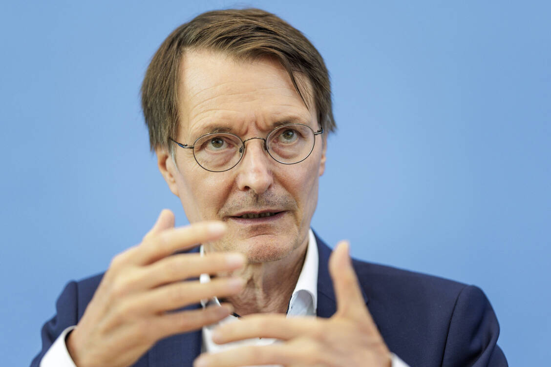 Bundesgesundheitminister Karl Lauterbach (SPD) hält das geplante Cannabis-Gesetz für einen »notwendigen Wendepunkt« in der bisherigen Drogenpolitik. Zugleich warnt er vor Risiken für Jugendliche. / Foto: Imago: photothek
