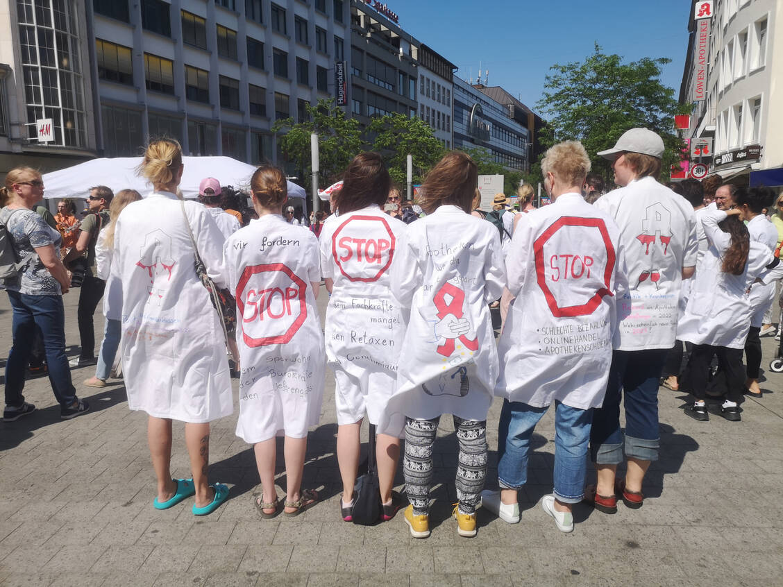Auf der Kreuzung zwischen zwei großen Fußgängerzonen protestierten die niedersächsischen Apotheken bereits am 12. Juni lautstark gegen das Apothekensterben und für faire Honorierung und Arbeitsbedingungen. / Foto: PZ/Daniela Hüttemann