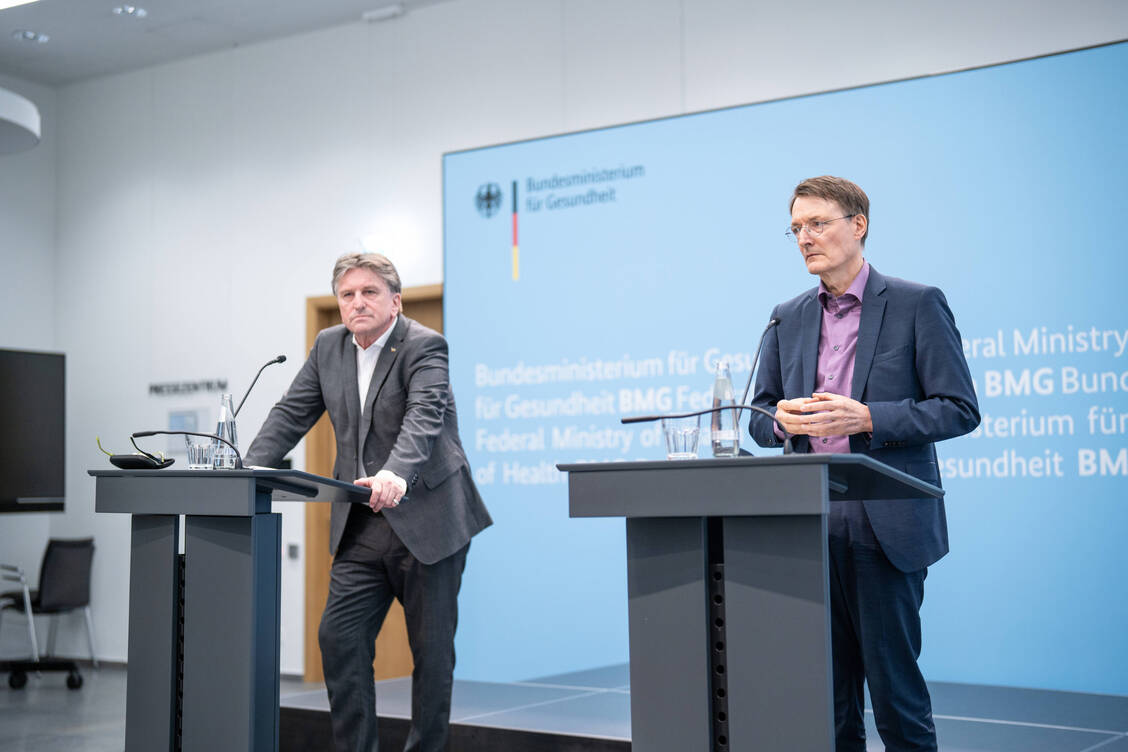 Manfred Lucha (links) und Karl Lauterbach bei einer gemeinsamen Pressekonferenz im Jahr 2023. Die Gesundheitsminister sind über die geplante Apothekenreform uneins.  / Foto: IMAGO/Chris Emil Janßen