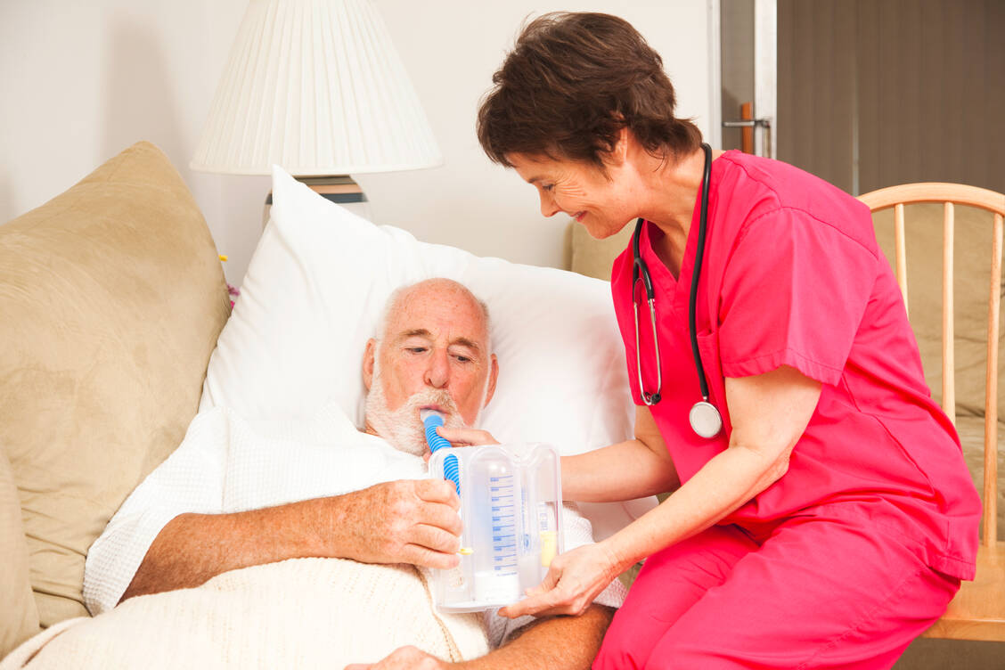 Physiotherapie und Atemübungen können das Abhusten deutlich erleichtern und den ­Hustenreflex abschwächen. / Foto: Adobe Stock/Lisa F. Young