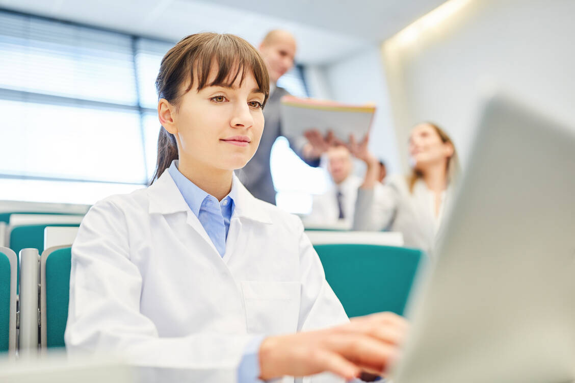 E-Health im Praxistest: Im Hamburger Raum können  sich TK-Mitarbeiter ab Dezember im Krankheitsfall per Video behandeln lassen. Auch die Krankmeldung und die Verordnung von Medikamenten erfolgt digital. / Foto: © Robert Kneschke