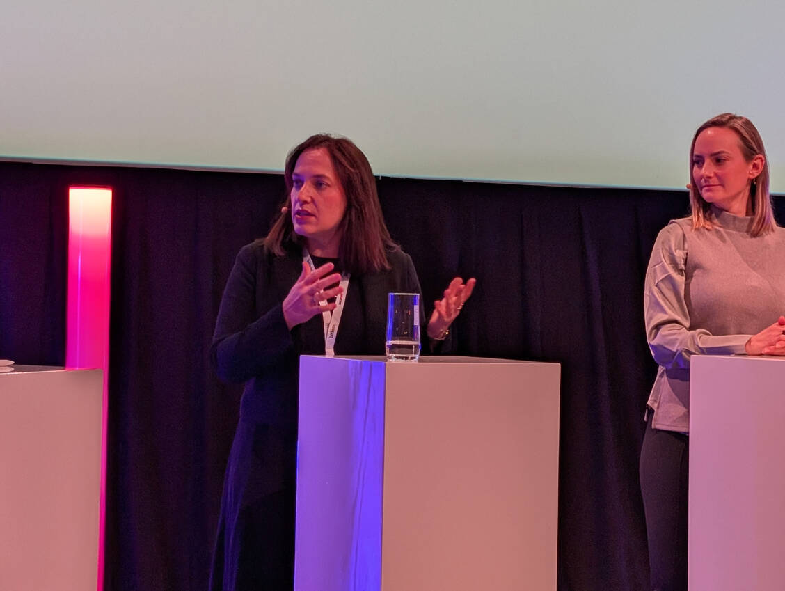Ina Lucas (links) und Luisa Wasilewski auf dem Podium der Digital Health Conference. / © PZ/Brockfeld