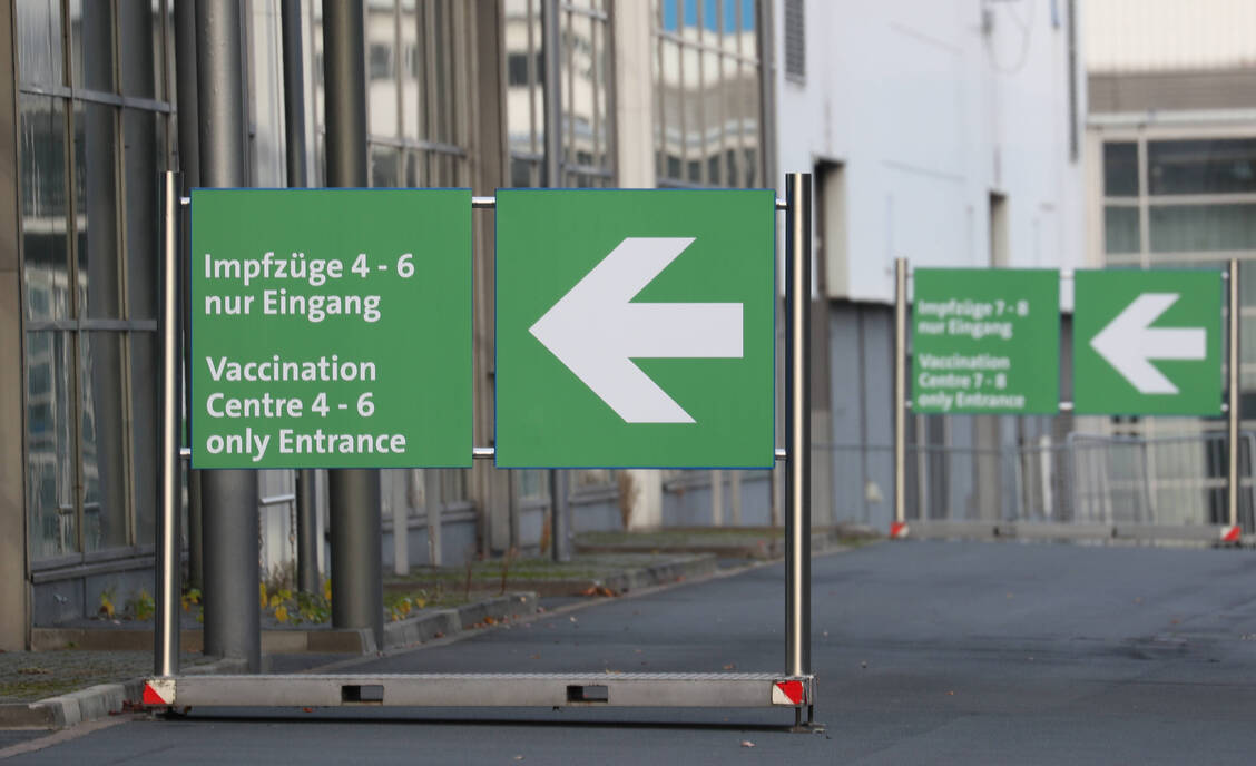 So wie hier auf der Messe in Hannover entstehen zurzeit deutschlandweit mehr als 400 Impfzentren. Auch Apotheker werden vor Ort unterstützen und sollen die Impfstoffe aufbereiten.  / Foto: Imago images/localpic