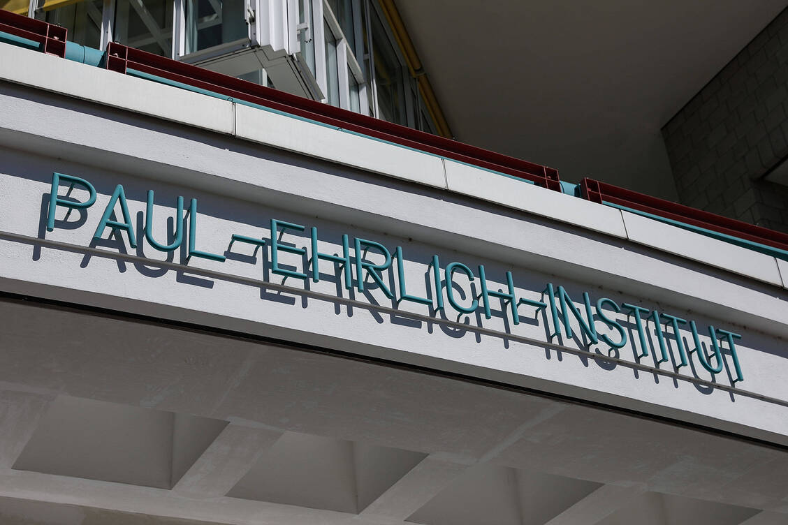 Bei der Beurteilung der Covid-19-Impfstoffe haben die Zulassungsbehörden, darunter das deutsche Paul-Ehrlich-Institut, neue Wege beschritten, um den Prozess maximal zu beschleunigen, ohne Abstriche bei der Gründlichkeit zu machen. / Foto: Imago/Patrick Scheiber