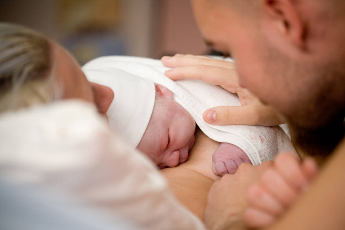 Die Freude über das Neugeborene ist riesig. Umso schwerer ist es für die Eltern, wenn sie mit der Diagnose einer Erbkrankheit konfrontiert werden. / Foto: Adobe Stock/Kati Finell