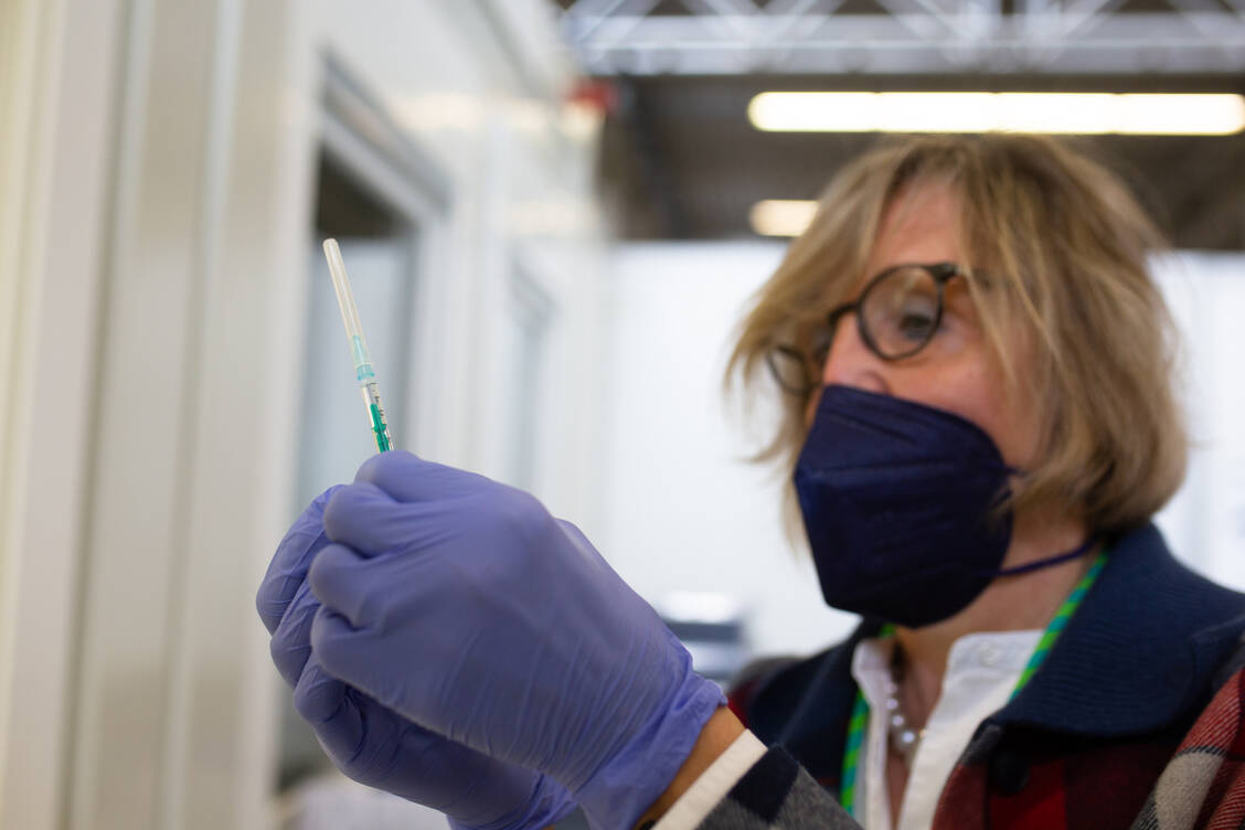 Apothekerin Angelika Plassmann kontrolliert eine aufgezogene Dosis des Comirnaty-Impfstoffs. / Foto: Max Lewe