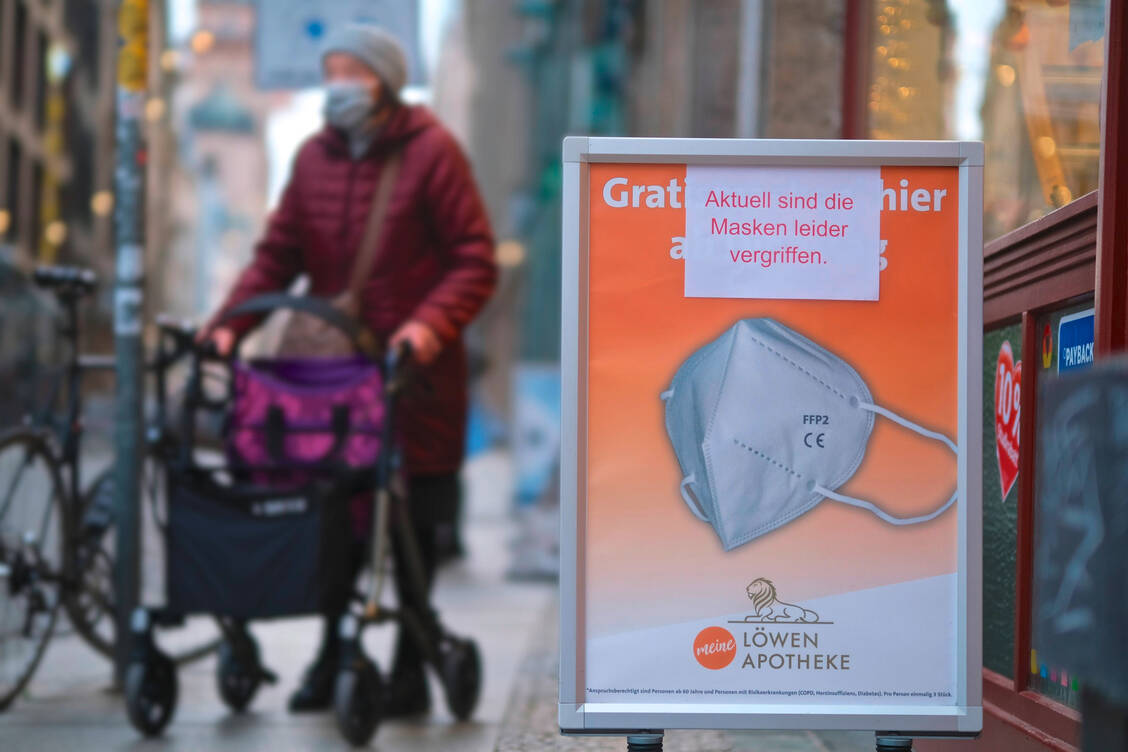 Seit Dezember verteilen Apotheken kostenfreie Atemschutzmasken an Risikopatienten. Der Gesundheitsminister soll die Aktion gegen Widerstände in seinem eigenen Haus durchgesetzt haben. / Foto: Imago images/foto-leipzig.de