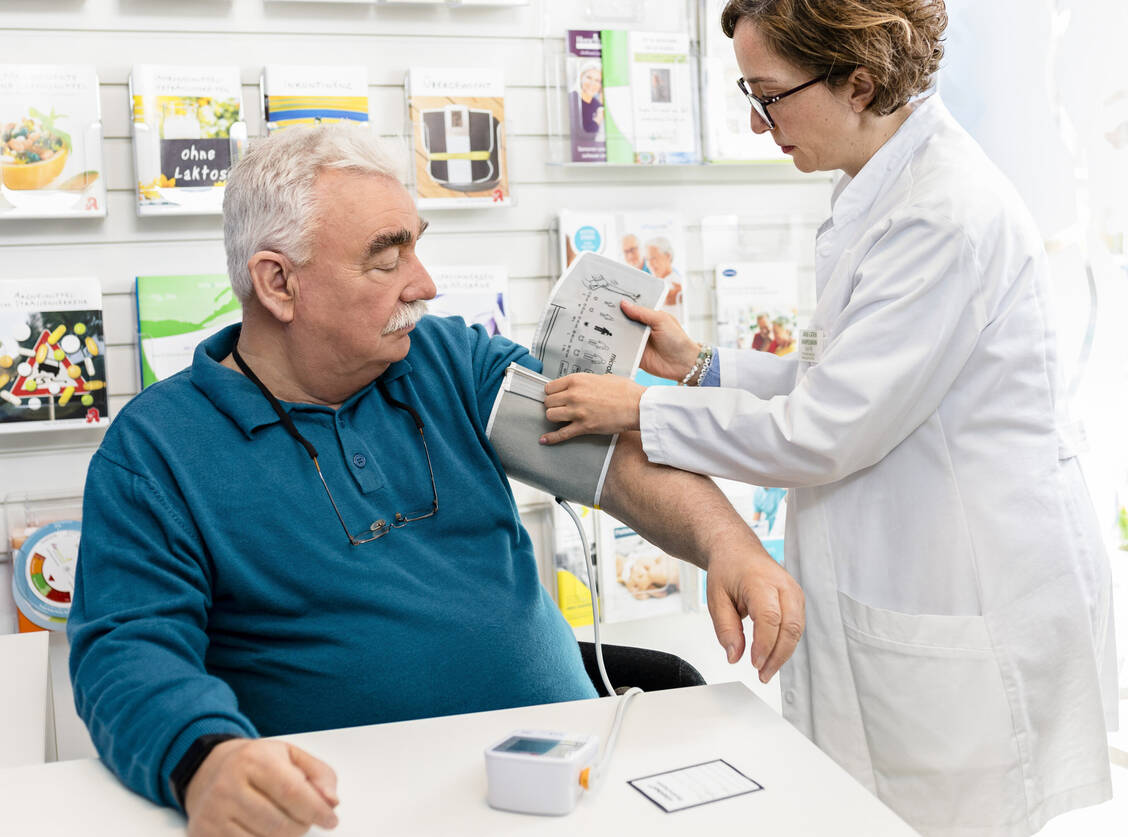 Die Apotheke als niedrigschwellige Anlaufstelle, die zudem pharmazeutische Dienstleistungen anbietet, ist ein großes Plus für kranke Menschen. / © ABDA