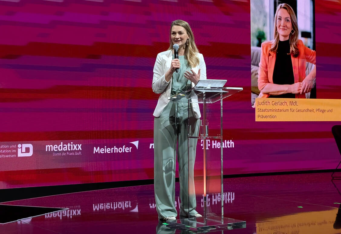 Judith Gerlach hielt auf der DMEA-Messe eine Rede.  / © PZ/Brockfeld