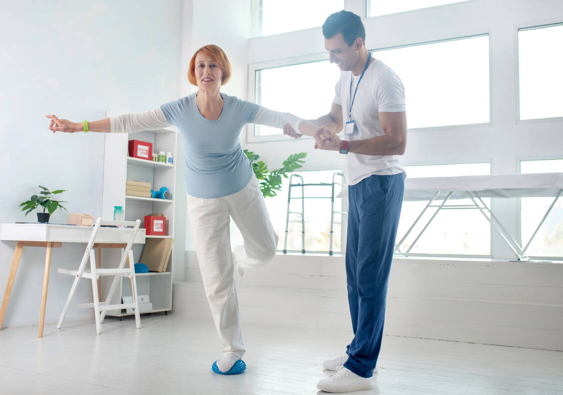 Gleichgewichtstraining schult die Standfestigkeit und Balance. / © Shutterstock./Dmytro Zinkevych